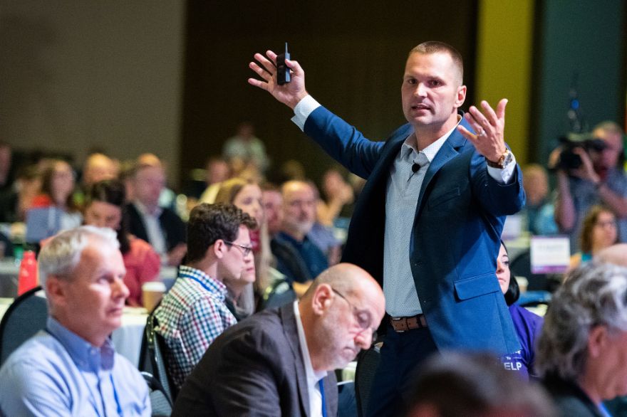 Marcus-On-Stage-Distance-Dynamic10