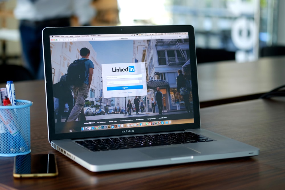 27 powerful LinkedIn business pages examples to inspire you